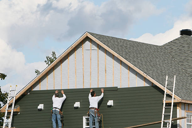 Professional Siding technician working in Bloomingdale, IL